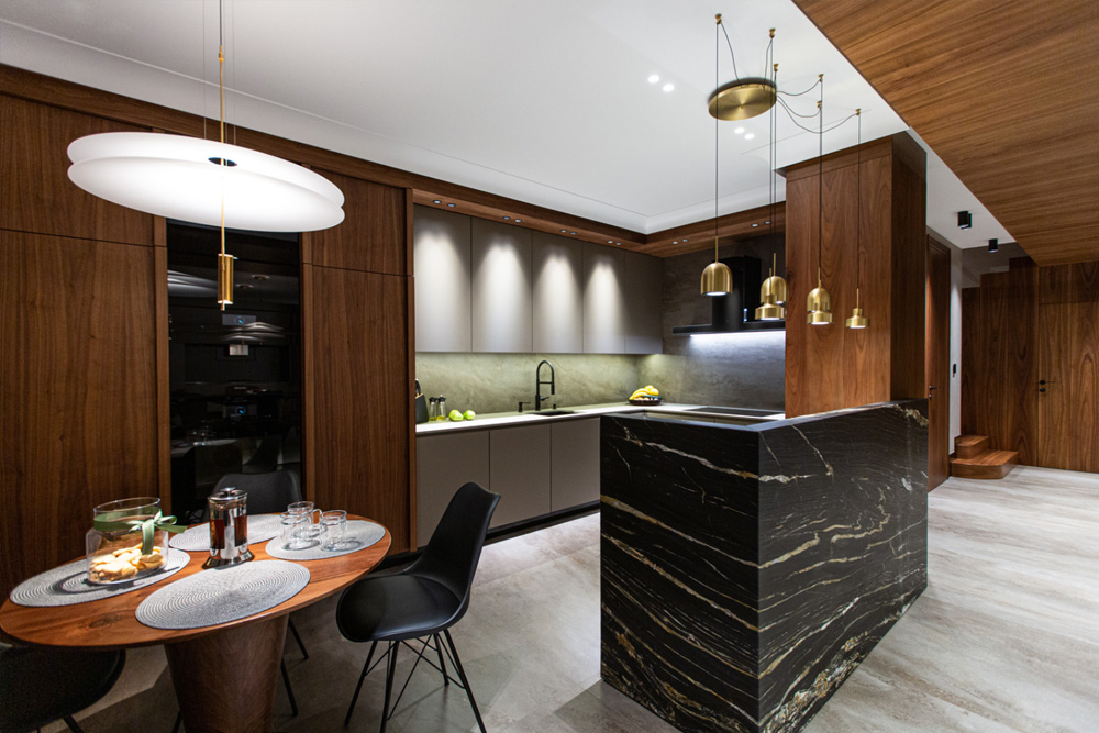 Złoto w kuchni, czyli funkcjonalność w luksusowym stylu – inspiracje, porady, kompleksowy projekt wnętrza