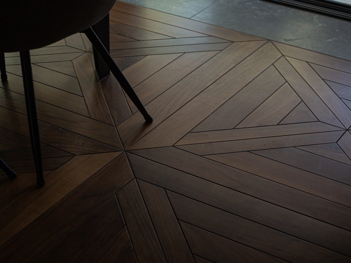 Luksus, który czuć pod stopami – podłoga z drewna orzechowego