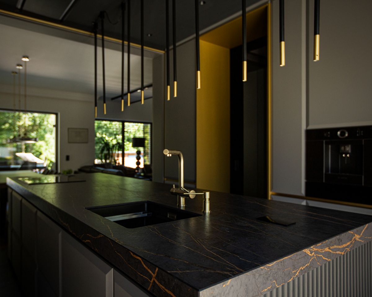 Tak wygląda kuchnia zaprojektowana z myślą o stylu i funkcjonalności.