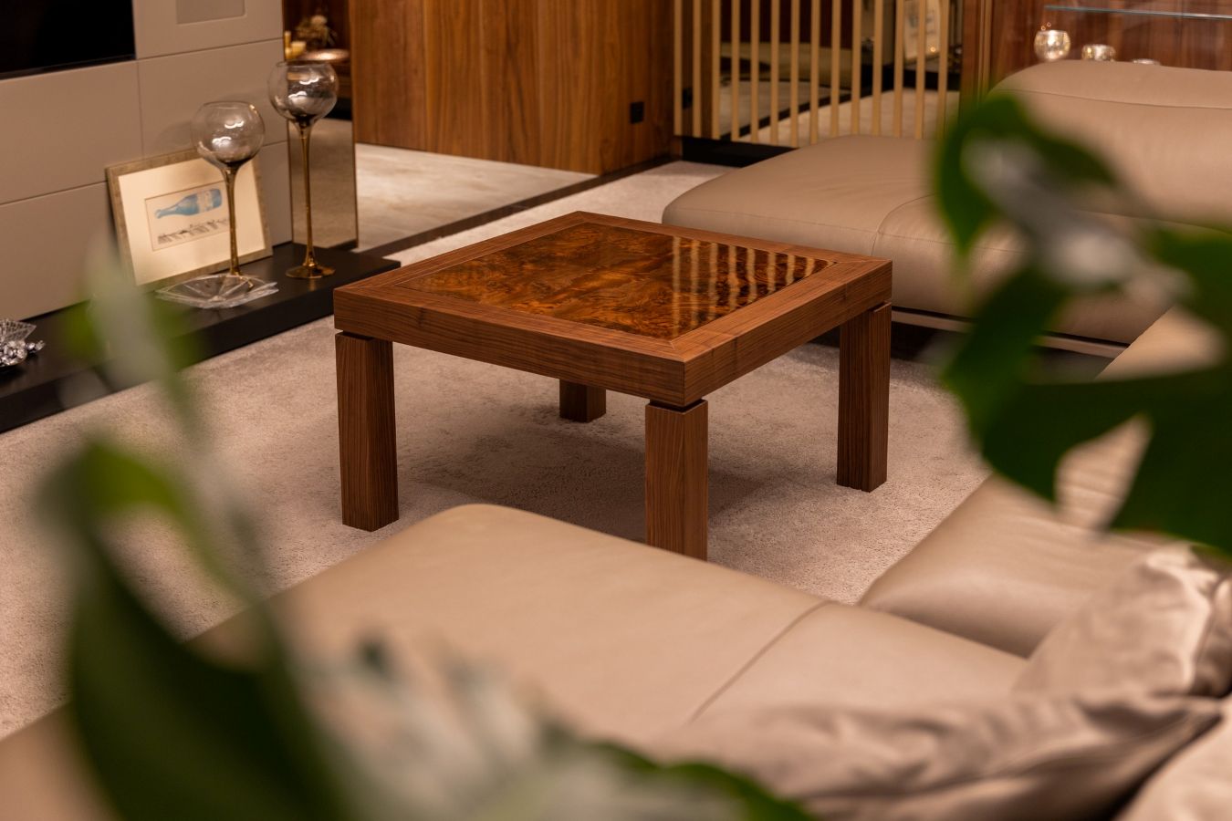 Kawowy stolik wykonany z forniru czeczota i drewna orzechowego